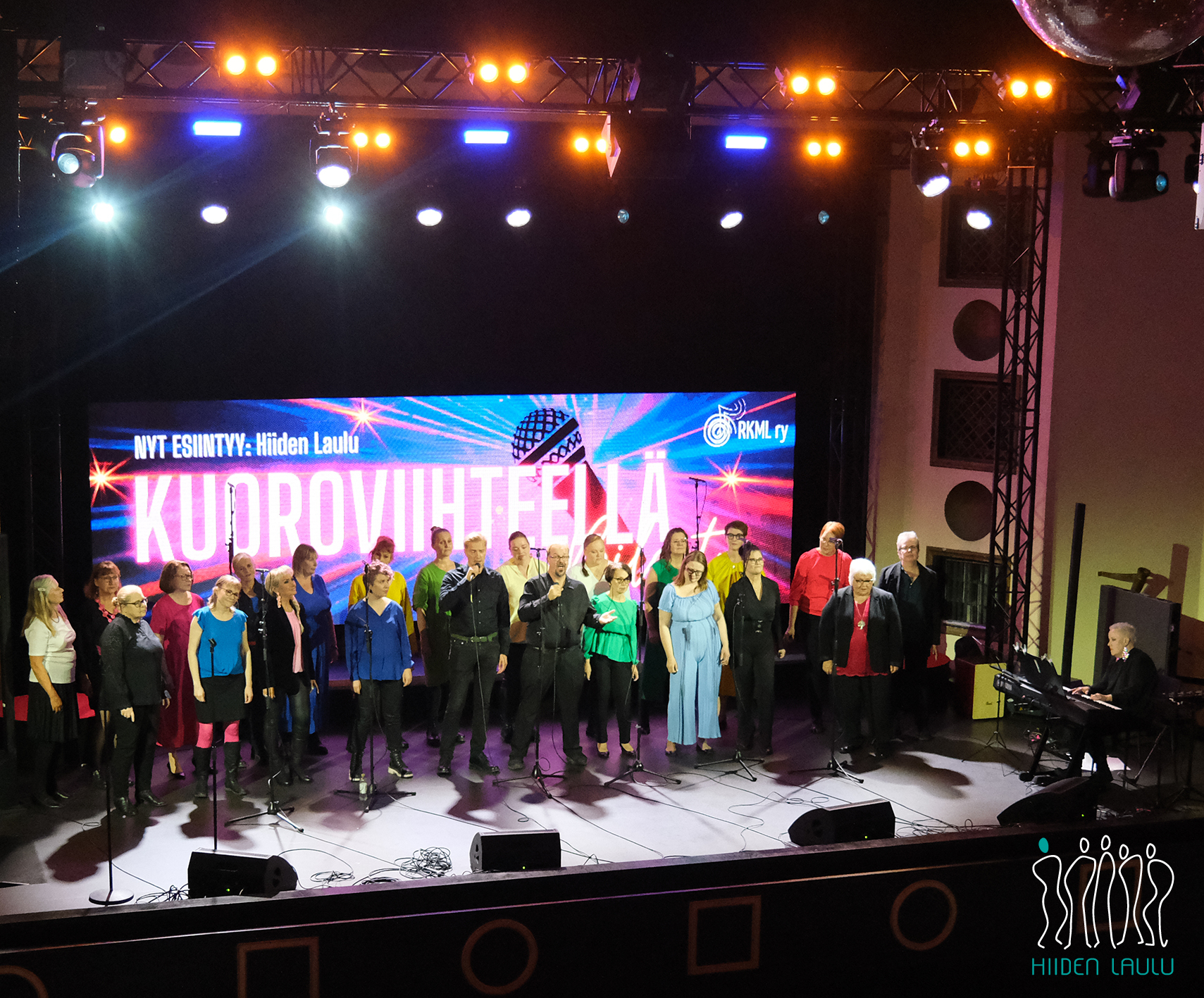 Hiiden Laulu Kuoroviihteell&auml;-biless&auml; Apollossa 26.9.2025.