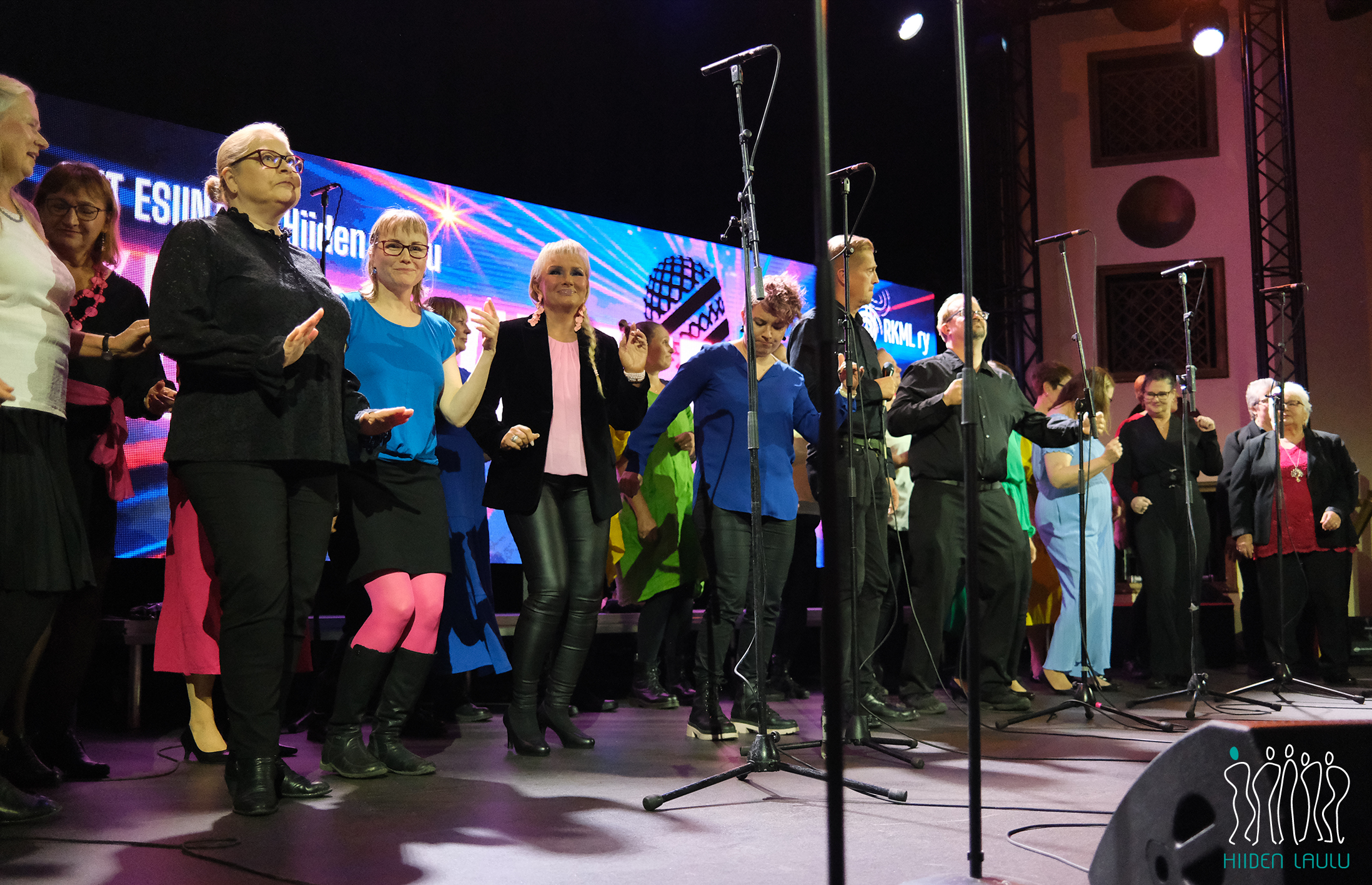 Hiiden Laulu Kuoroviihteell&auml;-biless&auml; Apollossa 26.9.2025.