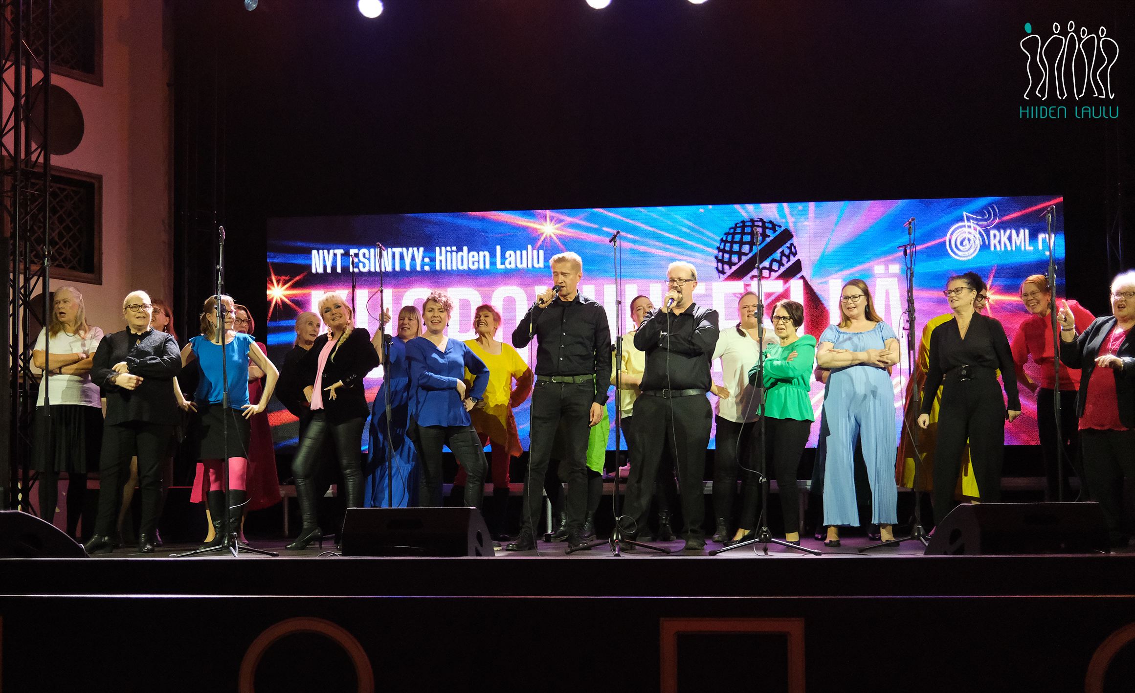 Hiiden Laulu Kuoroviihteell&auml;-biless&auml; Apollossa 26.9.2025.