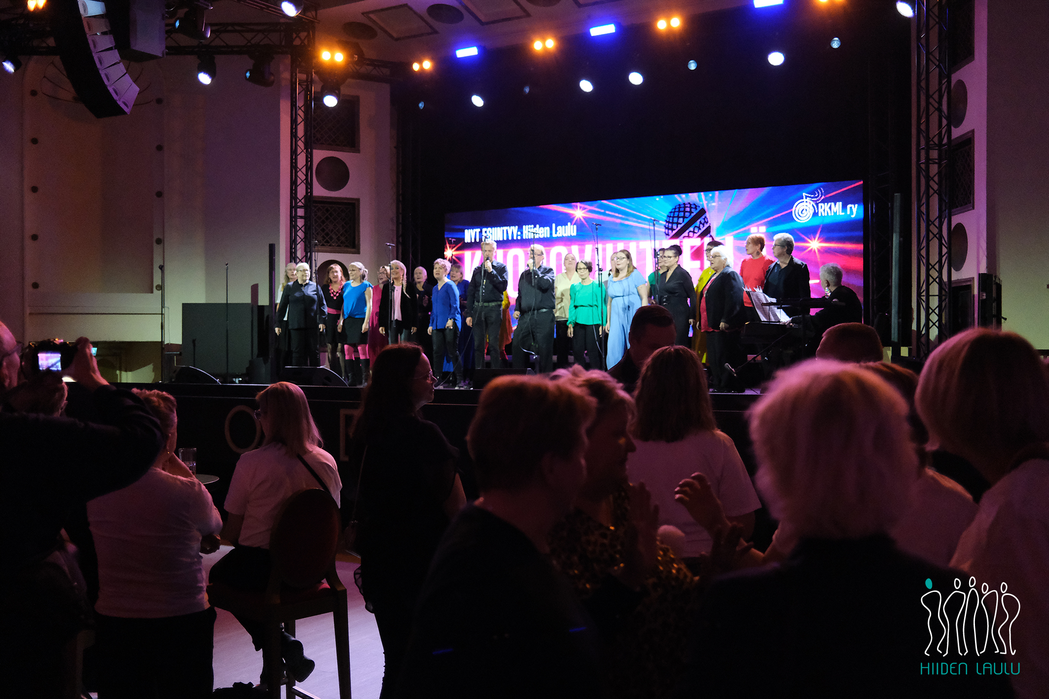 Hiiden Laulu Kuoroviihteell&auml;-biless&auml; Apollossa 26.9.2025.