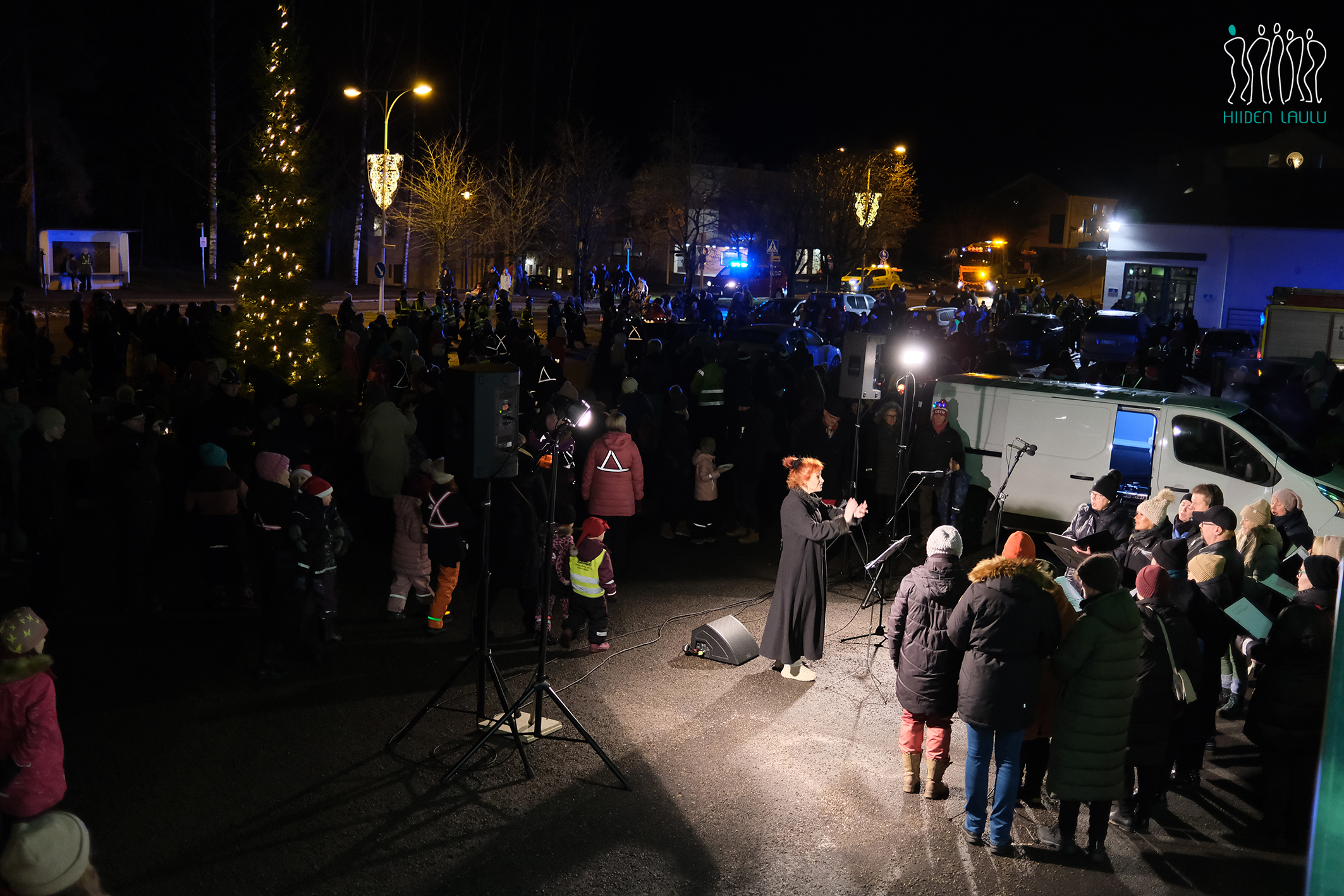 Hiiden Laulu esiintyy Vihdin Kirkonkylän Joulunavauksessa, 29.11.2024.