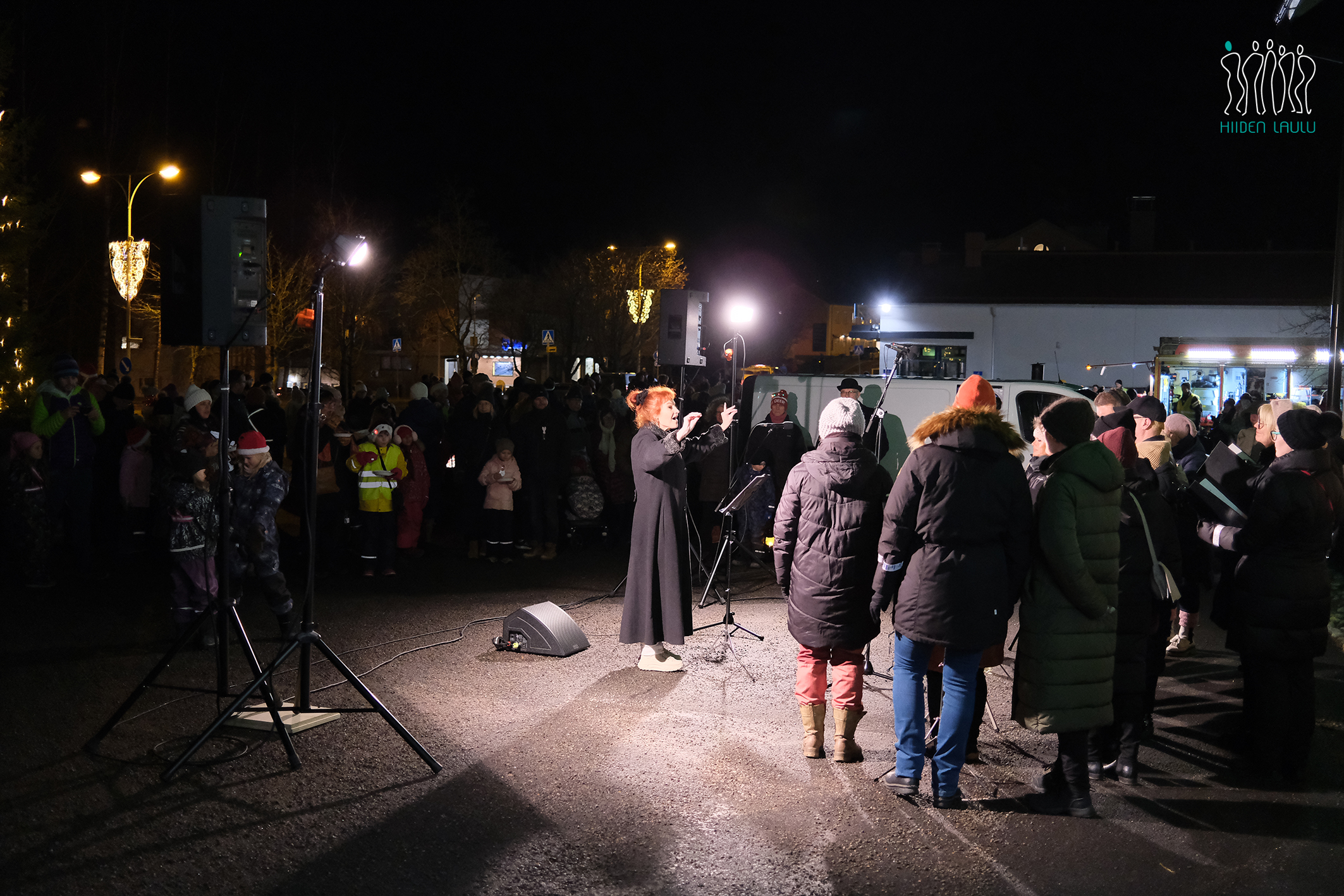 Hiiden Laulu esiintyy Vihdin Kirkonkylän Joulunavauksessa, 29.11.2024.