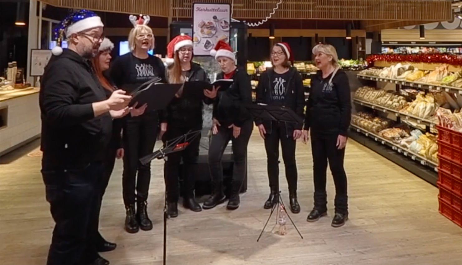 Hiiden Laulun pienryhmä laulamassa joululauluja Citymarketissa, Nummelassa, Vihdissä, 17.12.2022.
