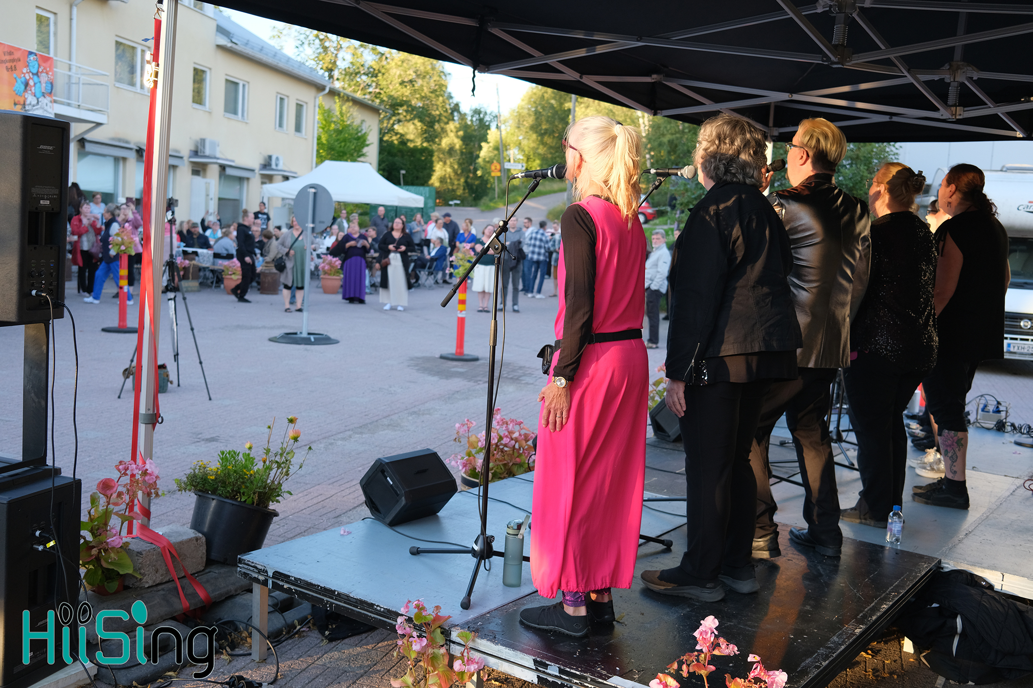 Lauluyhtye HiiSing Pahantorjuja-elokuvajuhlilla.