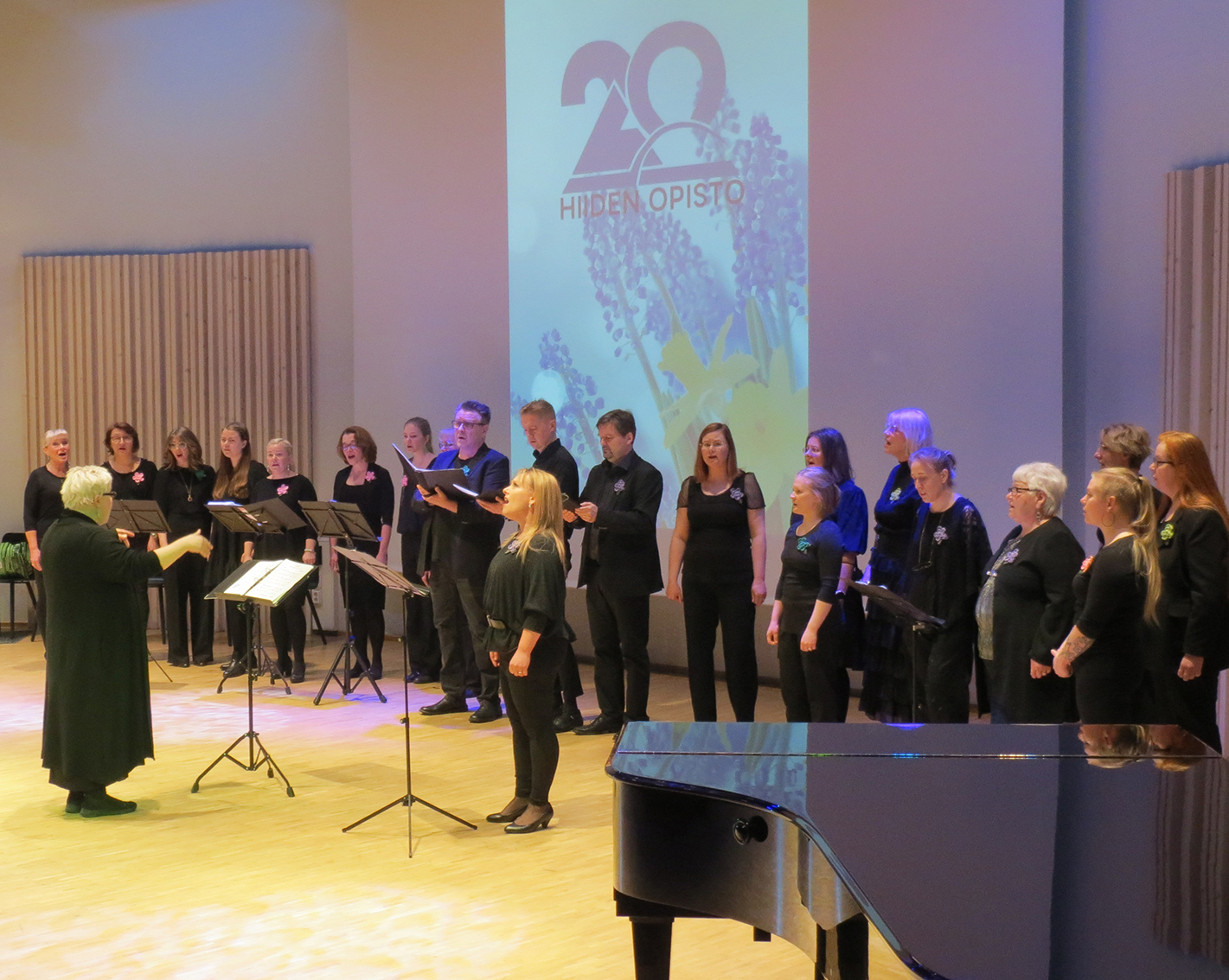 Hiiden Laulu Hiiden Opiston 20-vuotisjuhlassa 9.4.2022.