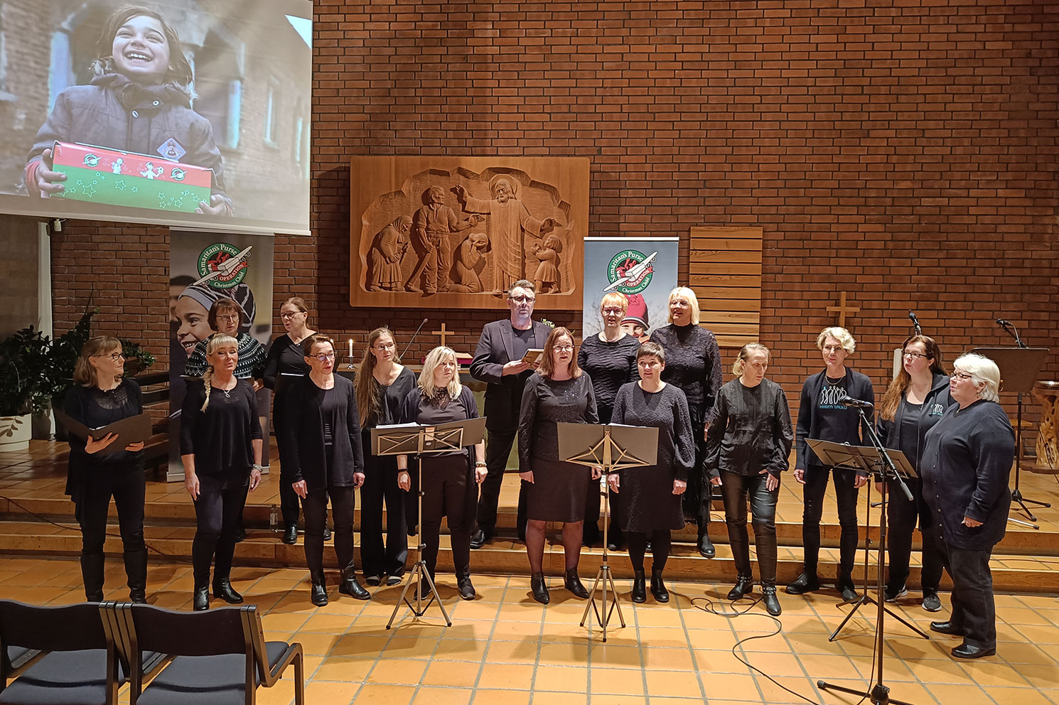 Hiiden Laulun pienryhmä esiintymässä Operaatio Joulun lapsi -tapahtumassa Nummelassa, Vihdissä 25.10.2022.