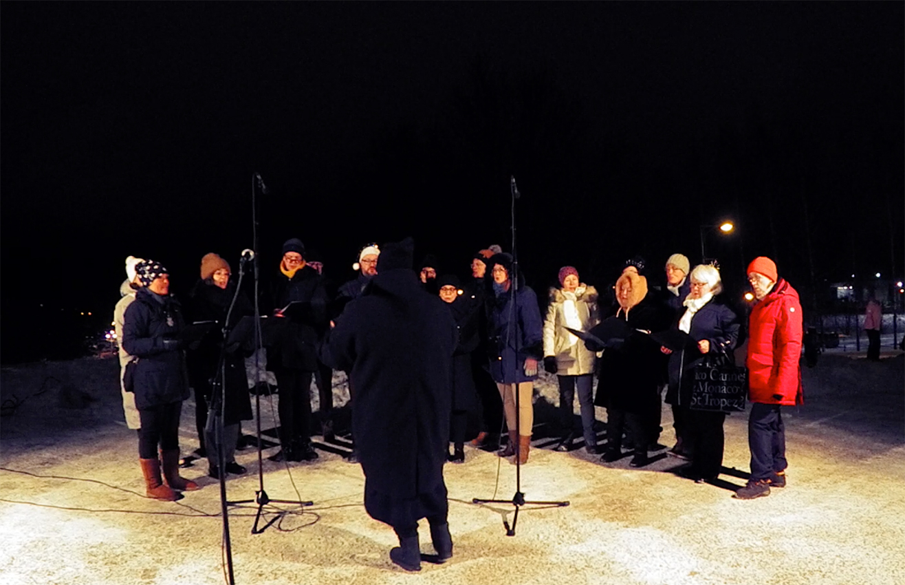 Hiiden Laulun pienryhmä esiintymässä Vihdin Kirkonkylän Joulunavauksessa, Vihdissä 25.11.2022